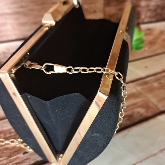 Gorgeous black evening bag with gold details - Picture 15 of 16